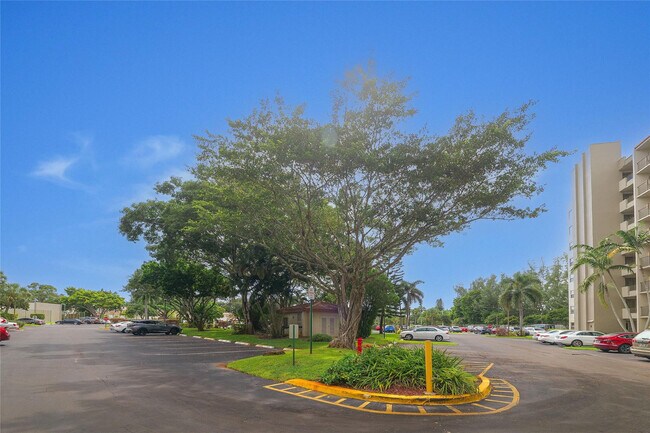 Building Photo - 3940 Inverrary Blvd