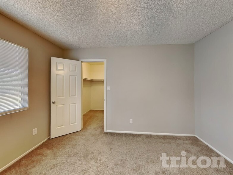 Building Photo - 4633 W Bluefield Ave