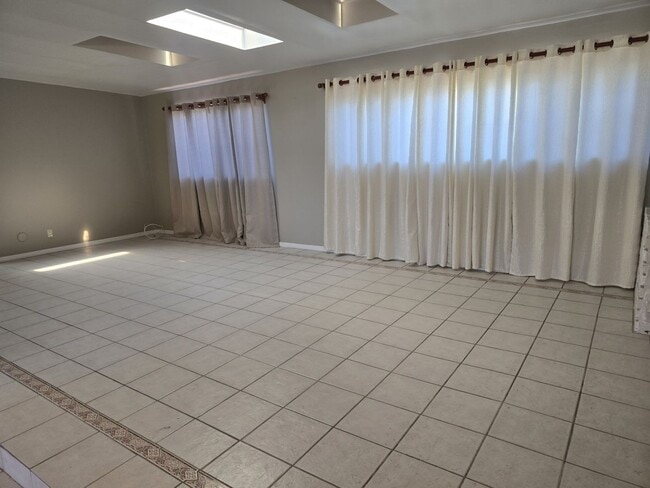 Building Photo - Single Family Home in Midway City for Rent