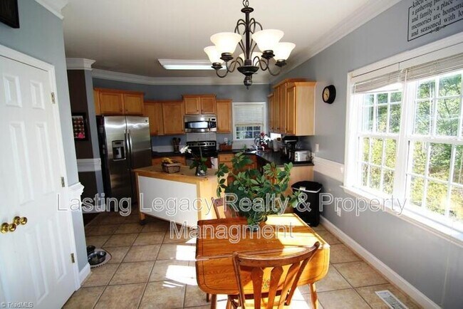 Building Photo - 950 Wellesley Pl Dr