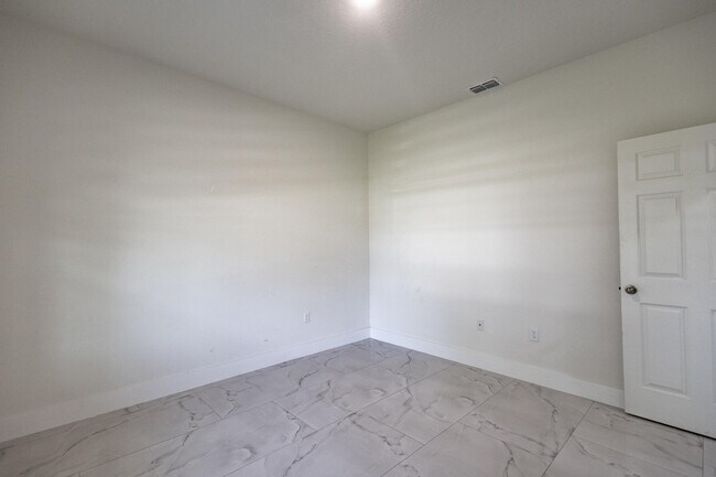 Building Photo - 2149 SW Susset Ln