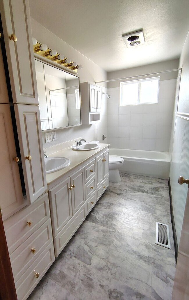 Building Photo - ******* FANTASTIC RAMBLER in friendly neig...