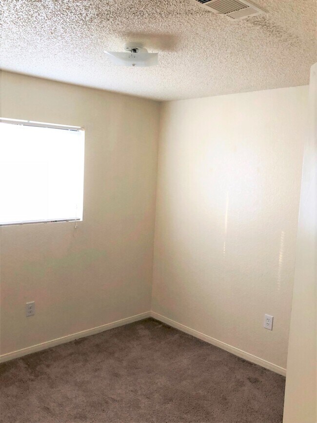 Building Photo - 306 Saddle Dr