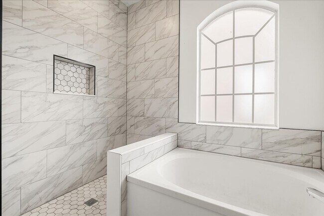 Building Photo - Stunning 4-Bedroom Lakefront Pool Home in Bridgeview at Meadow Woods