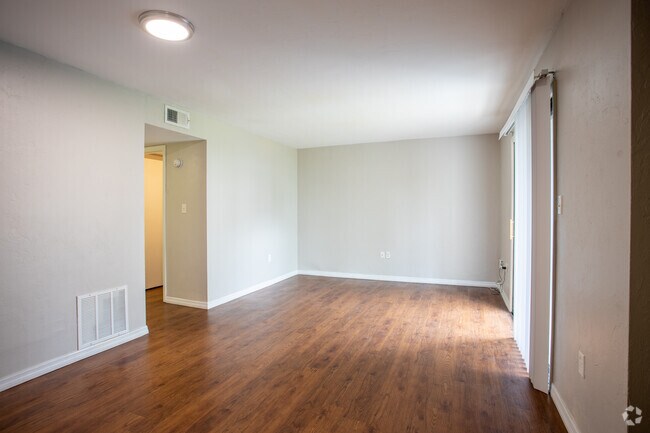 2BR, 2BA - 800SF Chestnut - Living - Silver Creek Apartments | 1-3 Bedroom Apar...