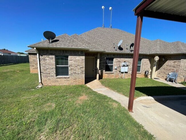 Building Photo - (((SUMMER SPECIAL!!))) Lovely 3/2 Duplex H...