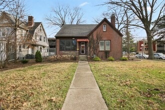 Building Photo - 5 bed, 3 bath updated home on Campus -  AVAILABLE AUGUST 2026