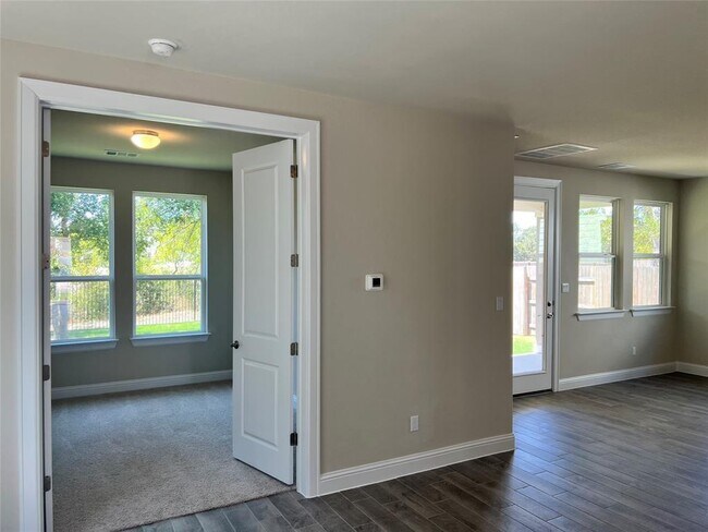 Building Photo - 128 Free Stone Dr