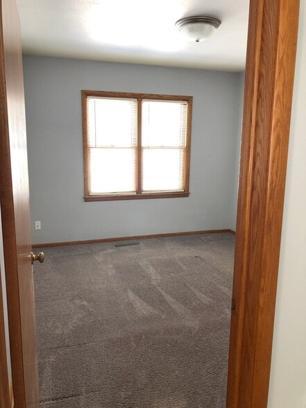 Building Photo - 307 4th St E