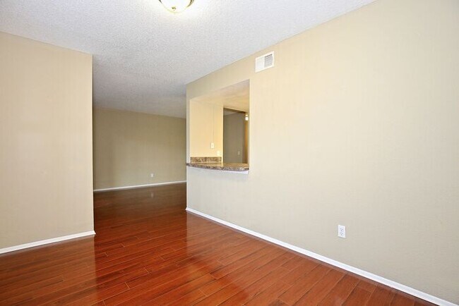Building Photo - Beautiful 2/2 Condo with Full Lawn Care Included Located in Hawthorne Village – Orlando!