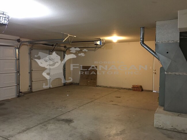 Building Photo - Large 4 Bedroom/ 2  Bathroom home