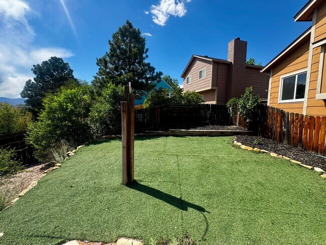 Building Photo - 3 Bedroom Tri-level in Briargate