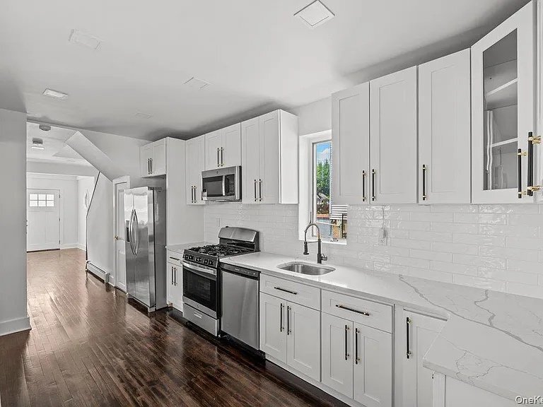 Building Photo - 916 Clarence Ave