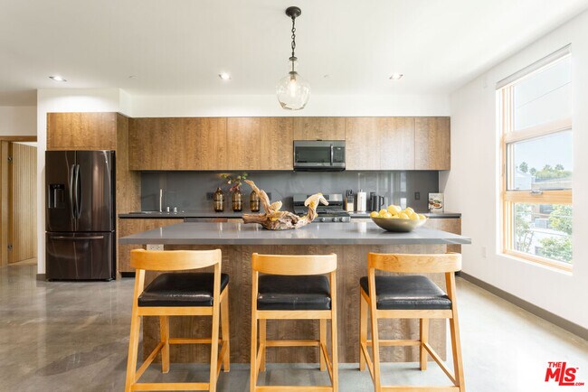 Building Photo - 547 N Sweetzer Ave