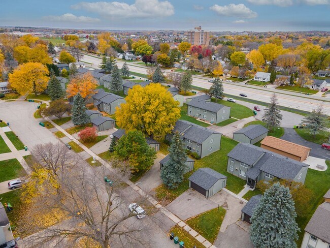 Building Photo - Fully Renovated 2-bed, 1-bath Apartment with a Garage Stall!