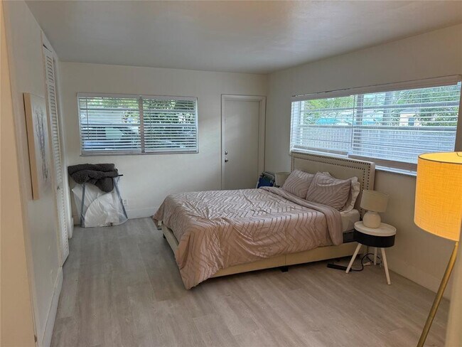 Building Photo - 1638 Plunkett St