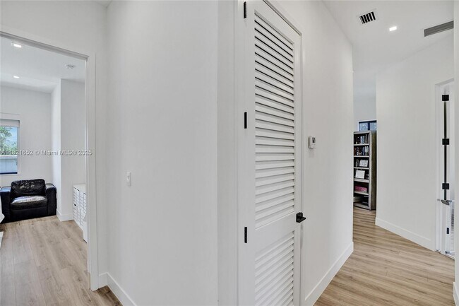 Building Photo - 7759 SW 99th St