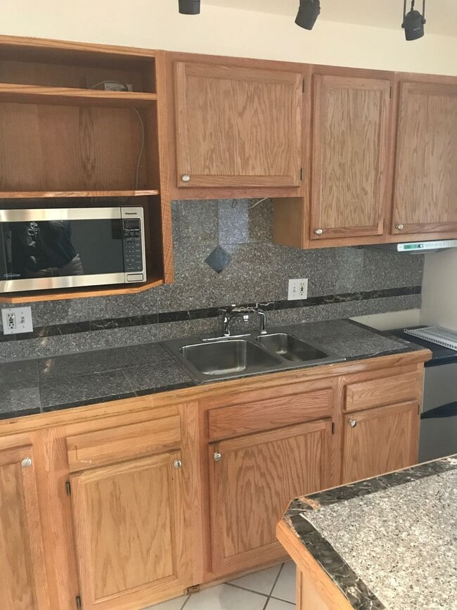 Building Photo - FIRST FLOOR 1 BD in PERFECT SoBo location ...