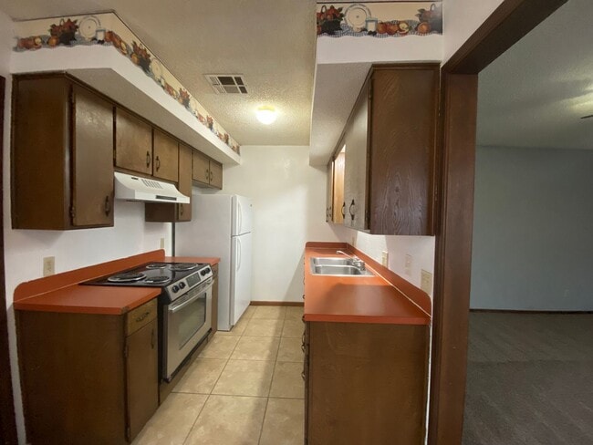 Building Photo - 2115 W Oak Ave