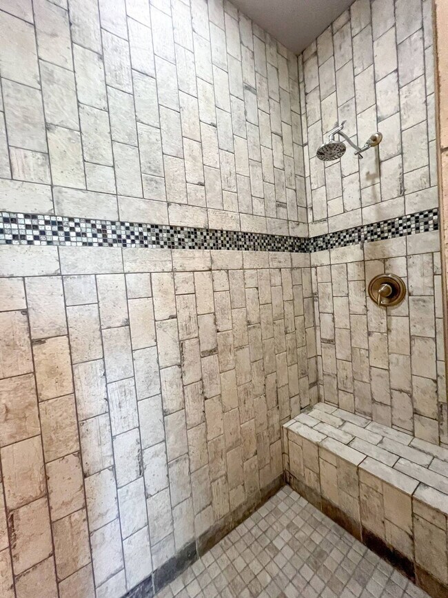 Building Photo - 4037 Summit Dr