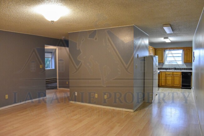 Building Photo - 3 Bedroom 2 Bathroom Apartment