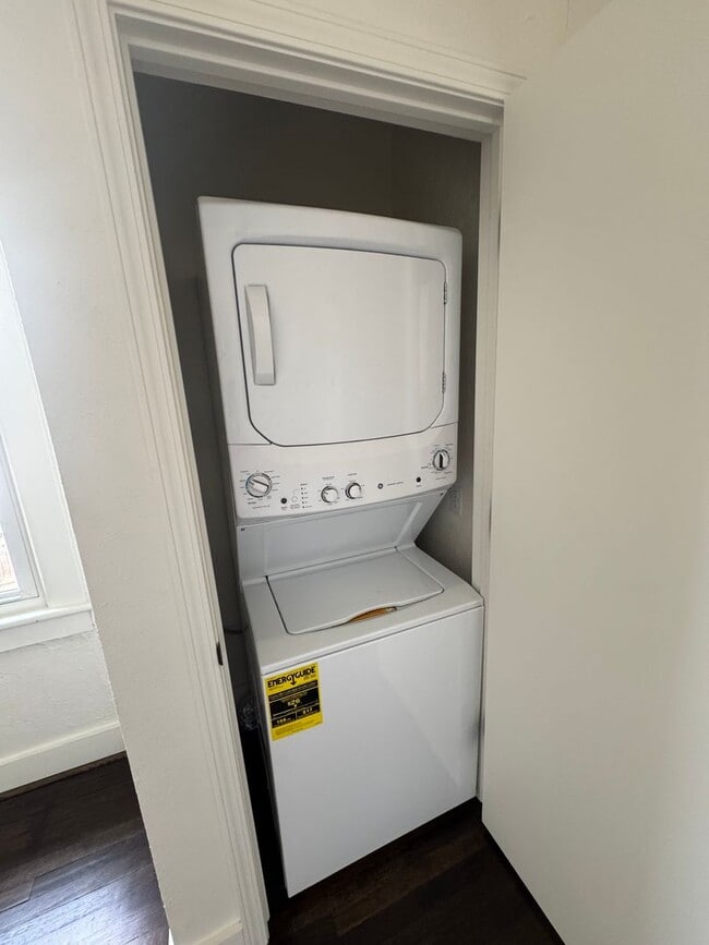 Building Photo - Newly updated 3 bedroom 1 bath with hardwo...