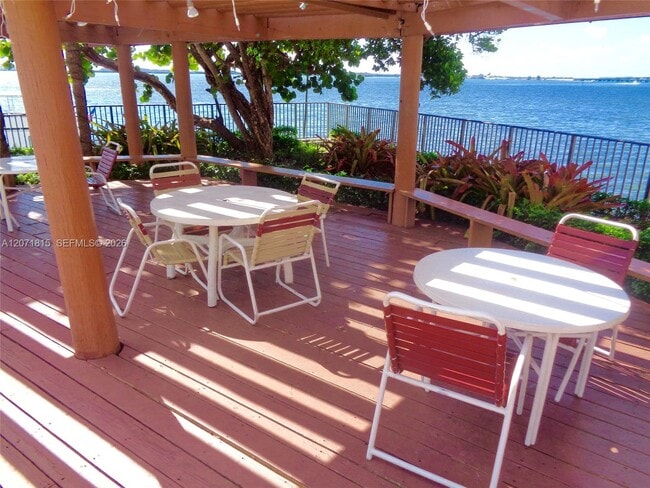 Building Photo - 999 Brickell Bay Dr