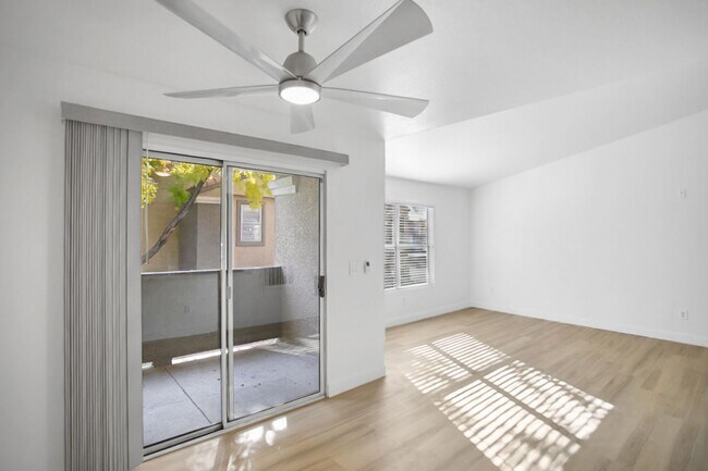 Building Photo - 3 Bedroom, 2 Full Bath Condo In Great Location