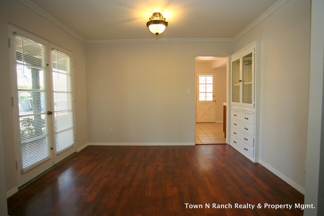 Building Photo - 5Br 2Ba single Family Home