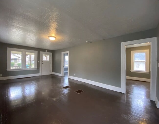 Building Photo - Nice 2 Bed/1 Bath Home, close to downtown