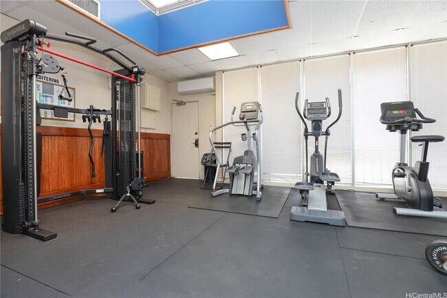 Building Photo - Nice and cozy studio with a washer dryer in unit.