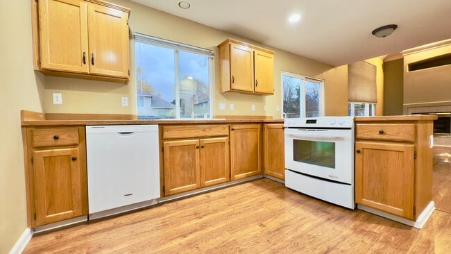 Building Photo - 3 Bedroom (Two Primary Suites) Floorplan i...