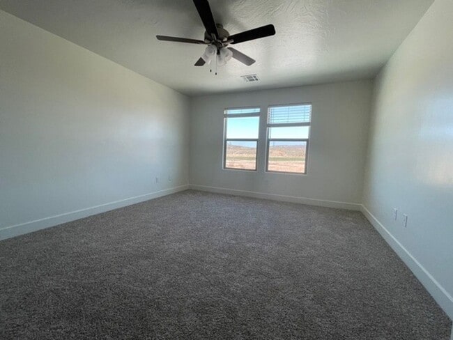 Building Photo - Desert Bluff 4 Bed Home!