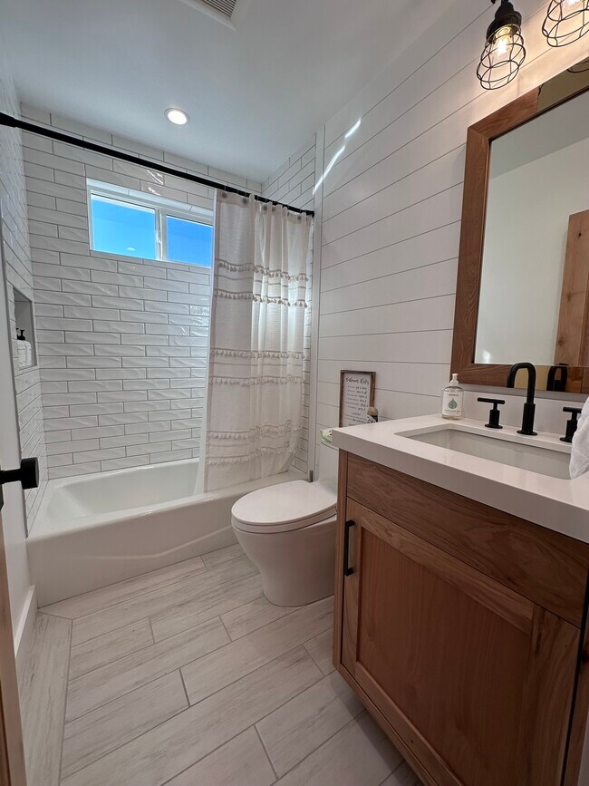 Building Photo - 2055 W 185th St