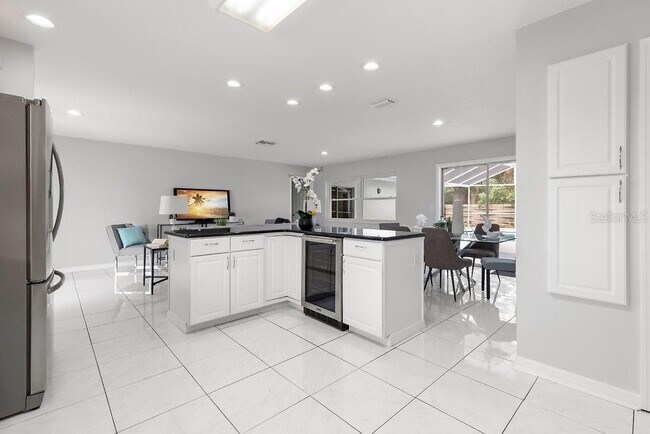 Building Photo - Remodeled Pool Home Located in the Very De...