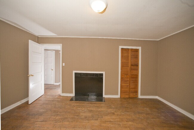 Building Photo - Coming Soon-1/3/2026-Charming 3 Bedroom Home **MOVE IN SPECIAL**
