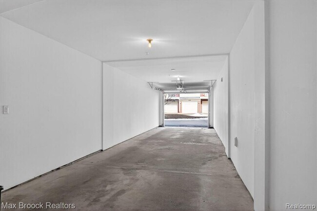 Building Photo - 3255 Camden Dr