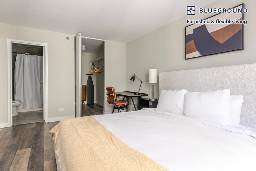 Building Photo - 1 E Delaware Pl