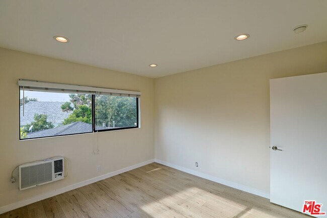 Building Photo - 1277 W 23rd St