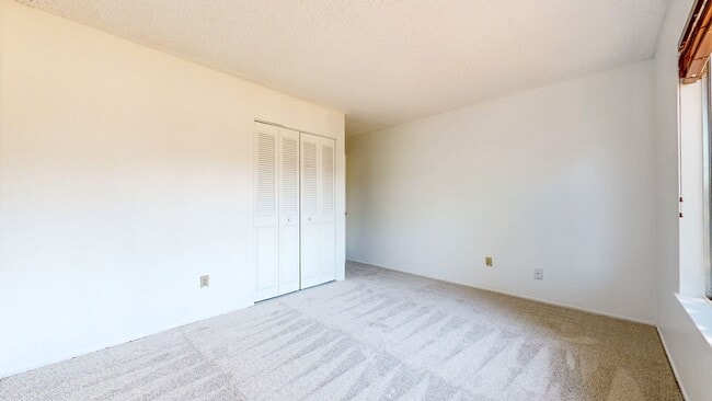 Building Photo - 4 Bedroom 2 Full Bathroom Single Family Ho...