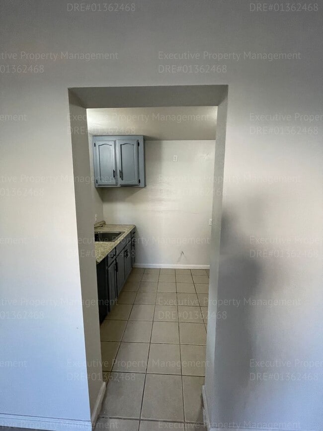 Building Photo - 1 bedroom 1 bathroom  back house with a pr...