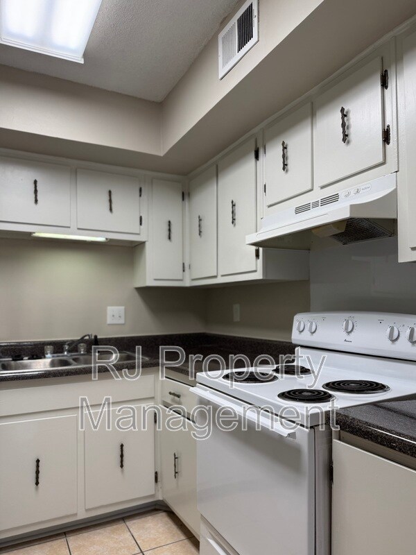 Building Photo - 3400 Lord Dunmore Cove