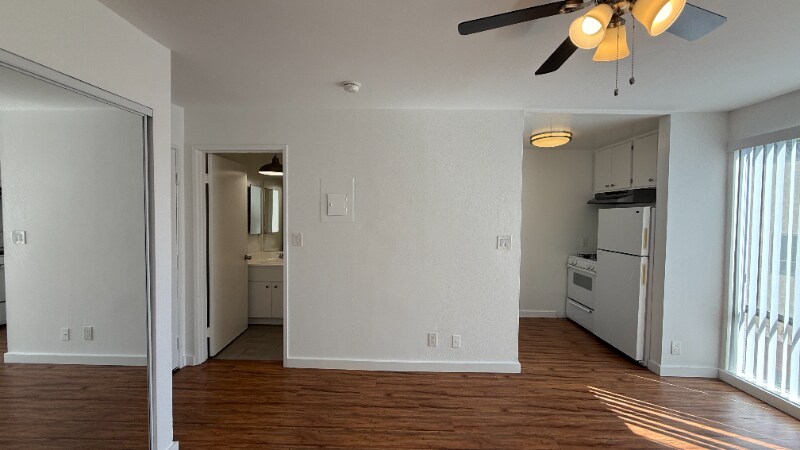 Building Photo - 7044 Hawthorn Ave
