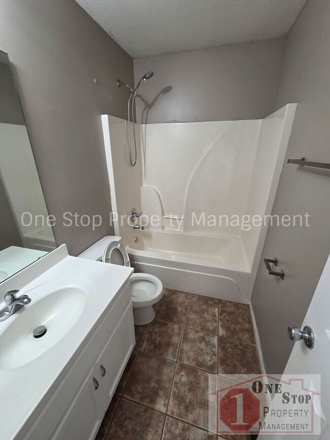 Building Photo - Spacious 3 bedroom/ 2.5 bath with a finished basement!!