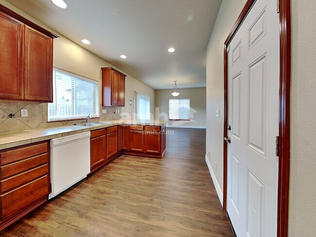 Building Photo - 1115 SE Rollins Ave