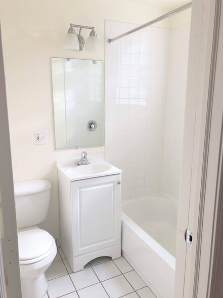 Building Photo - 4241 N Kenmore Ave