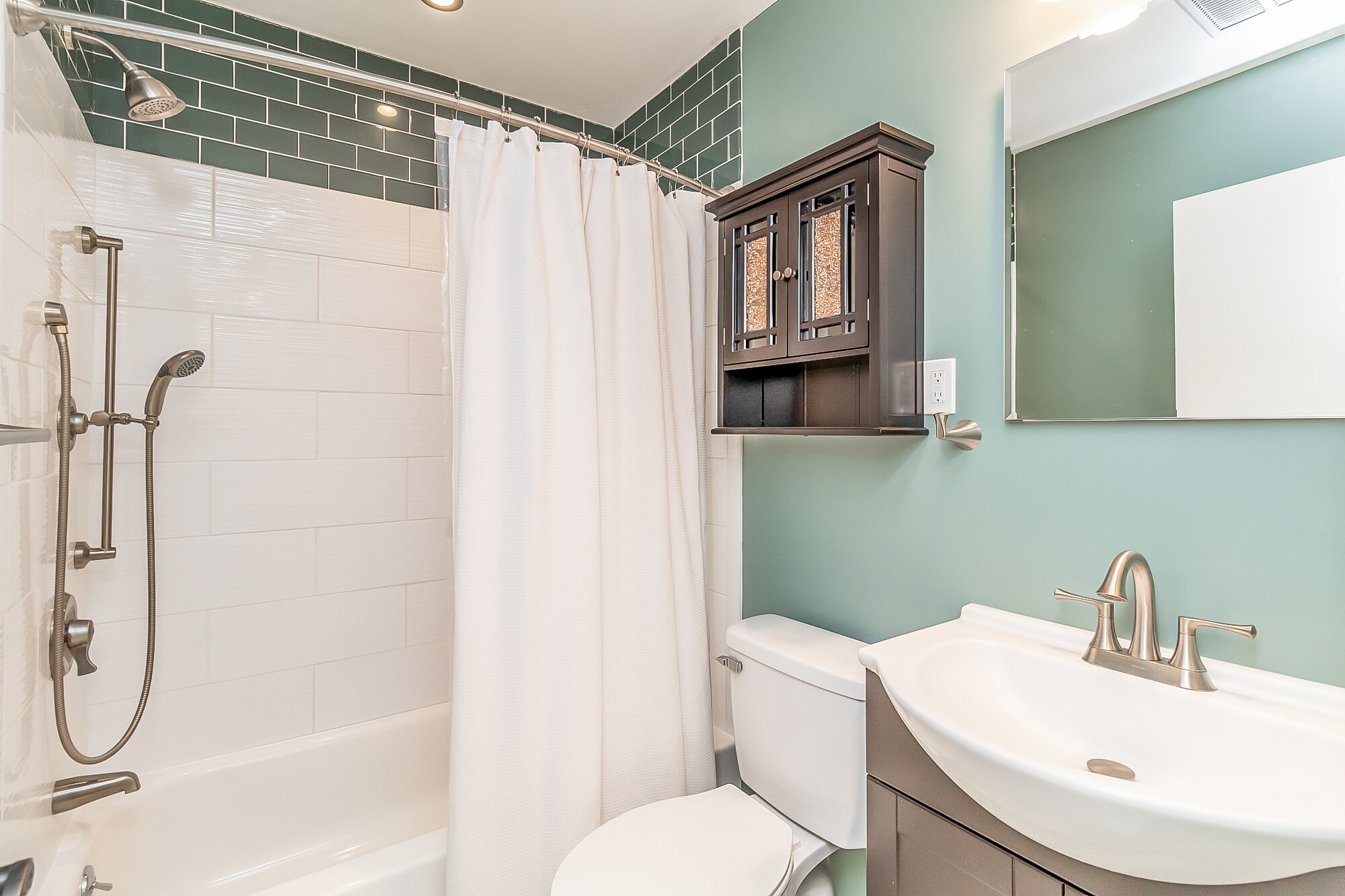 Full Bath #2 - 8727 Valleyfield Rd