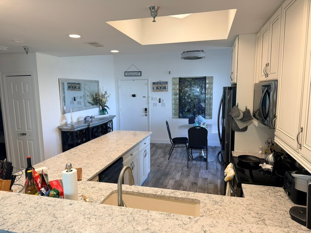 Building Photo - 104 Surfview Dr