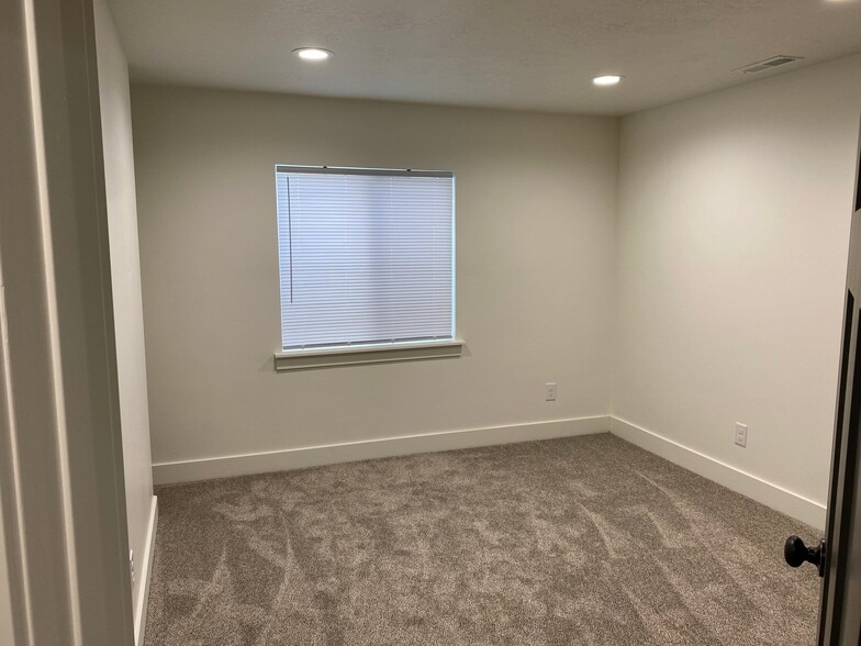 Building Photo - 842 S 1360 E