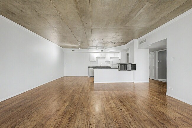 Building Photo - 207 W Clarendon Ave